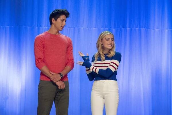 Americká manželka - Kód - Z filmu - Milo Manheim, Meg Donnelly