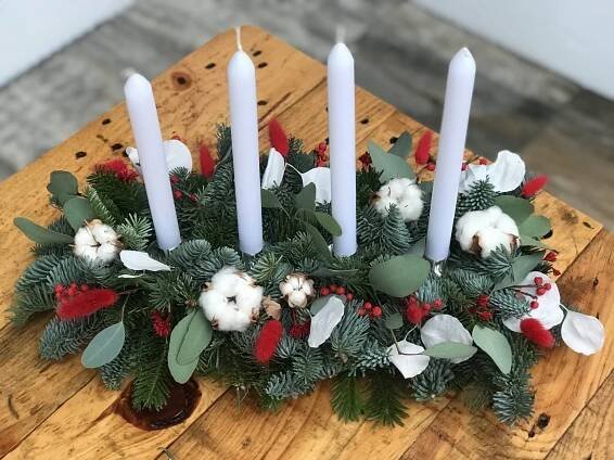červeno - bílý adventní věnec
