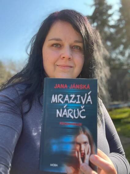 Já a moje mladší knižní miminko Omluvte můj nenamalovaný a poněkud mdlý výraz, ale nadšená jsem!