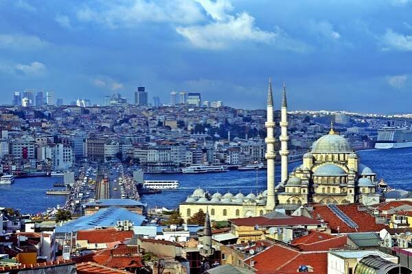 Vistas de la Mezquita Nueva (Yeni Cami) y el puente de Galata.