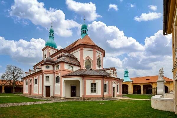 Tohle jsou špičky architektury. Ve Stavbě roku uspěla plavecká hala i poutní areál