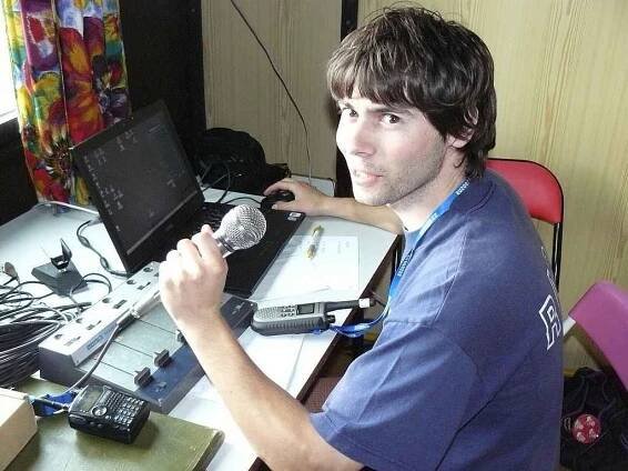 Pro skauty vysílalo Rádio Navigamus. Ve „studiu“ Pavel Jindra.