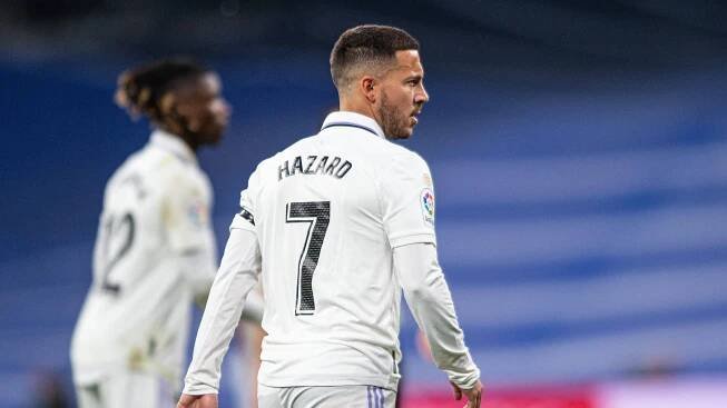Platz 5: Eden Hazard (vom FC Chelsea zu Real Madrid)  Der wohl größte Transferflop in der Geschichte Real Madrids ist der drittgrößte Transfer der Premier-League-Geschichte. Im Sommer 2019 blätterten die Blancos 120,8 Millionen Euro  für den belgischen Nationalspieler hin - in vier Saisons in Spanien kam Eden Hazard aufgrund von schlechten Leistungen und vielen Verletzungen aber nur auf sieben Tore in 76 Spielen. 2023 wurde sein Vertrag schließlich einvernehmlich aufgelöst. Daraufhin beendete er seine Karriere.