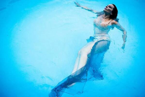 Elena Presti nuota in piscina