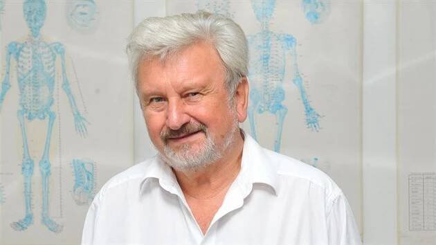 Jan Cimický ve svém bytě v devadesátých letech