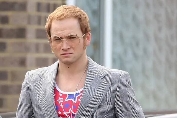 Taron Egerton vypadá jako filmový Elton John zářivě a stylově