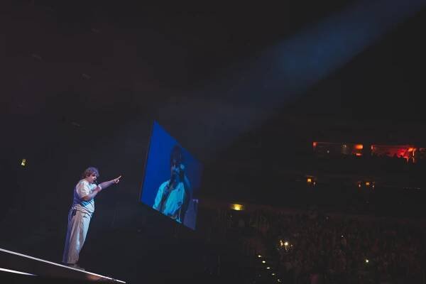 Recenze: Rádiové hity a přisprostlé vtipy. Lewis Capaldi byl v O2 areně perfektní