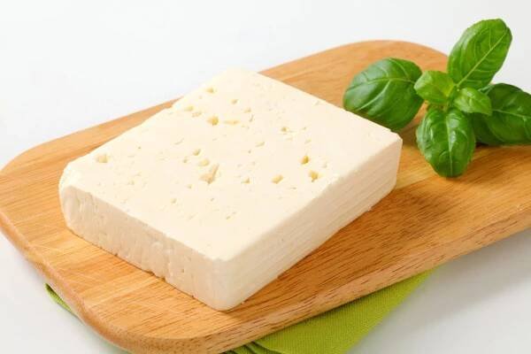Sýr feta nemusíte krájet, při pečení se rozpadne.