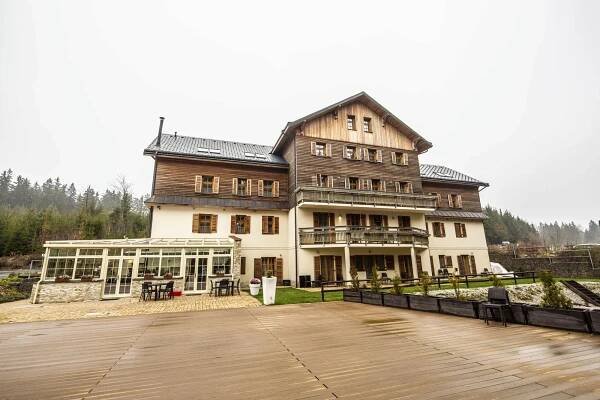 Pobyt ve 4* hotelu Eagle: luxusní ubytování, polopenze, sauna a bazén