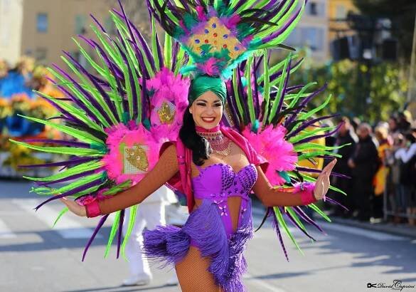 DÉFILÉS CARNAVALESQUES - CORPS ET DANSE