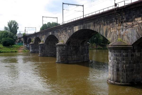 Obrazem: Šachy či tančírna pod Negrelliho viaduktem. Architekti mají vizi oživení veřejného prostoru