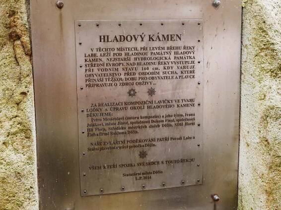 Tři velké hladové kameny ukázala vysychající řeka Labe.