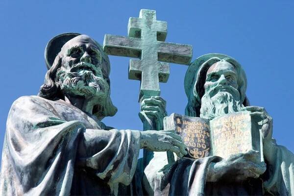 Česko si připomíná 1160. výročí příchodu Cyrila a Metoděje, k jejich odkazu se hlásil Hus a Komenský