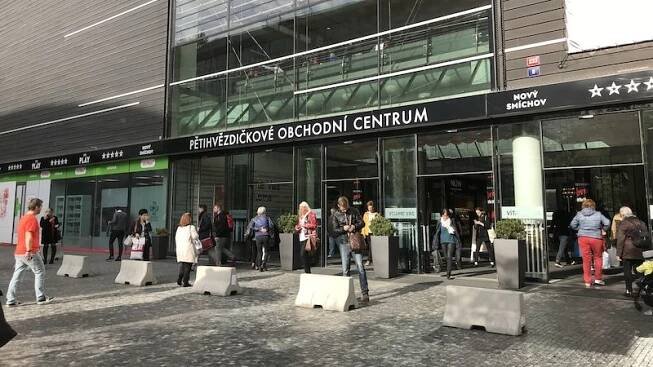 Obchodní dům v Praze na Andělu si dal před vchod zátarasy proti teroristům - Novinky