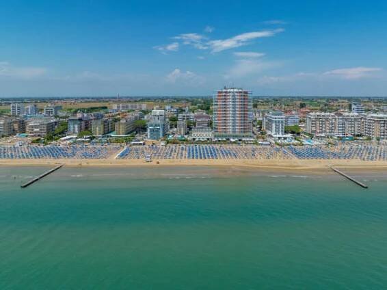 pláž jesolo v létě (itálie) - lido di jesolo - stock snímky, obrázky a fotky