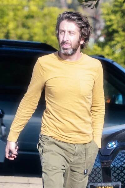 FOTO: Herec Simon Helberg. – stránka 8