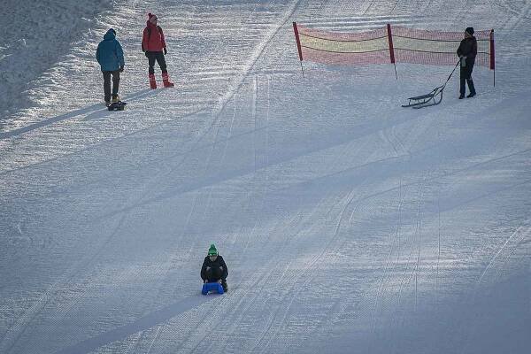I přes vládní nařízení ski areál Vaňkův kopec spustil provoz vleku, 31. ledna 2021 v Horní Lhotě.