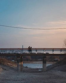 Bezplatný obrázek: beton, Most, lidé, chůze, břehu řeky, řečiště, období sucha, řeka, krajina, Dawn