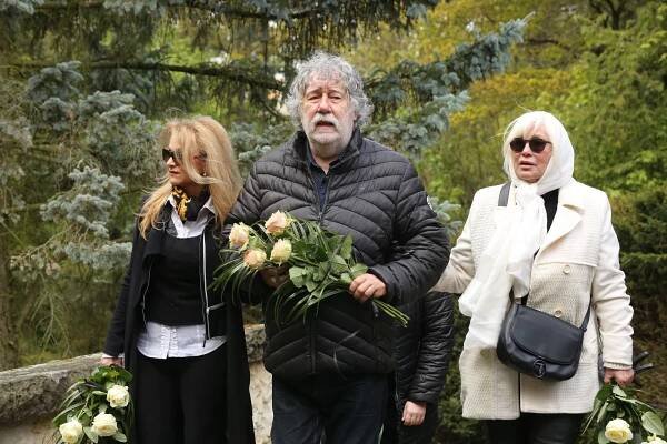 Do motolského krematoria dorazil Zdeněk Troška, kterého doprovázela Yvetta Blanarovičová.
