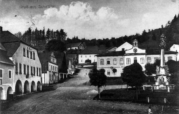 Žacléř, jihozápadní kout náměstí s radnicí; před rokem 1913 (sbírka Jiřího Fiedlera).