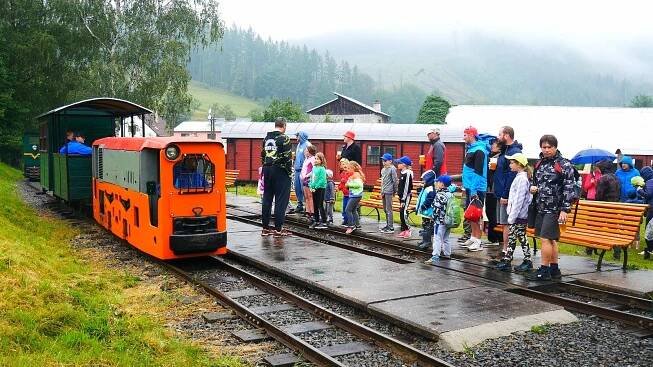 Jak si tatínci s dětmi užili lesní železničku v Rajnochovicích? Podívejte se