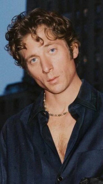 Louis Vuitton má nového ambasadora. Stal se jím Jeremy Allen White