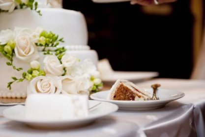 Stáhnout - Krásné a chutné svatební dort na svatební hostinu — Stock obrázek