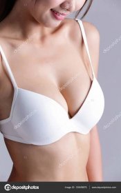 Stáhnout - Detailní pohled na mladé ženy hrudníku prsa izolované na šedém pozadí, asijské krásy — Stock obrázek