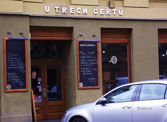 Do čertovské restaurace U Třech čertů v centru Brna