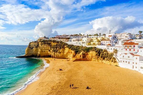 písečná pláž mezi útesy a bílou architekturou v carvoeiro, algarve, portugalsko - algarve - stock snímky, obrázky a fotky