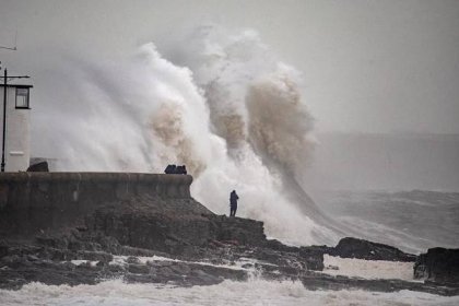 UK weather: Drivers warned heavy rain to lash roads today as 50mph winds batter coast...