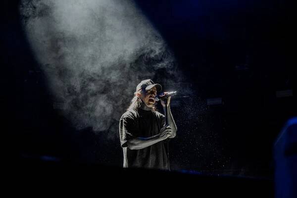 NAŽIVO: Ztělesněná agrese. Násilnický zpěvák Falling in Reverse poslal Prahu do vězení | Headliner