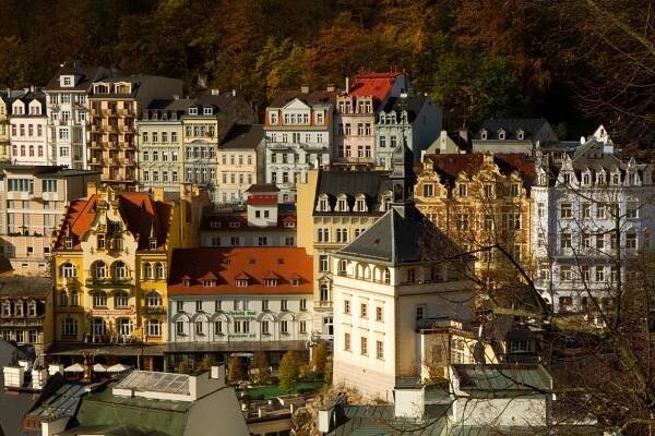 Karlovy Vary chtějí do sezony zpřístupnit věž, odhalit sochu i spustit Vřídlo. Nemožné, myslí si opozice