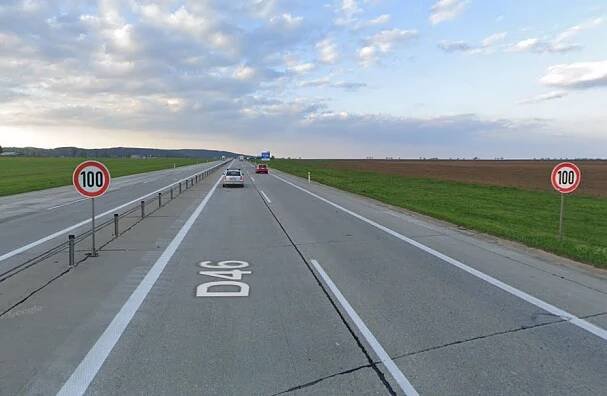 D46 u Vyškova slouží i jako alternativní přistávací dráha pro stíhačky. Foto: Google Street View