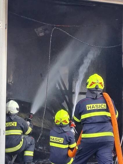 K požáru dílny vyjelo šest jednotek hasičů