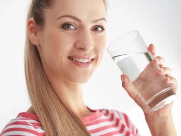 Proč byste se neměli nutit pít osm sklenic vody denně
