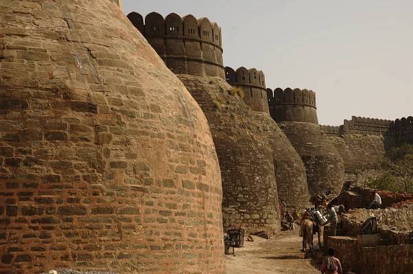 Soubor:Kumbhalgarh walls.jpg