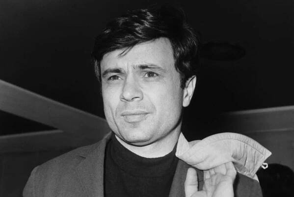 American actor Robert Blake arrives at London Airport from Munich, for the premiere of his latest film 'In Cold Blood', 13th March 1968. (Photo by J. Wilds/Keystone/Hulton Archive/Getty Images)