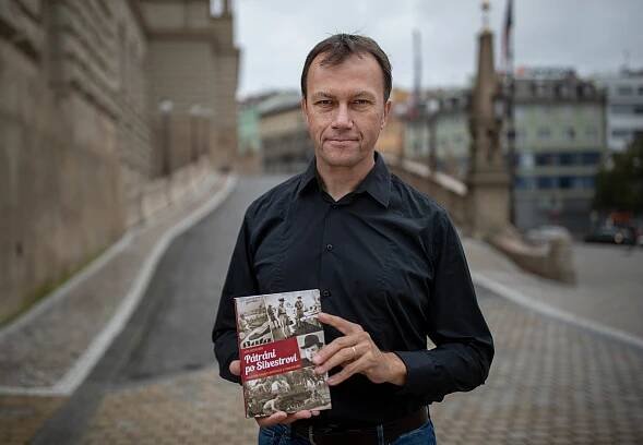 Jan Beránek pátral v Singapuru po prastrýci: Stát na chodbě nemocnice, kde se masakr odehrál, mi vehnalo slzy do očí