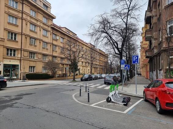 Obrazem: "Nekázeň motoristů je nekonečná". Sloupky proti autům zaplavují Prahu - Zdopravy.cz