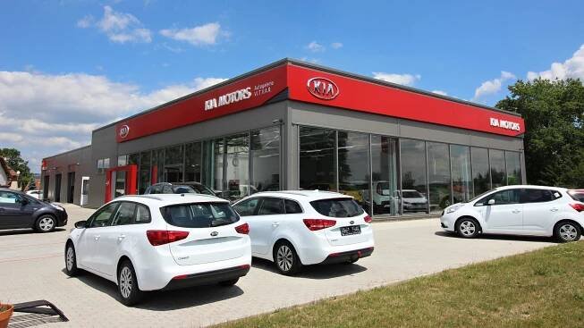 Autosalon a servis KIA navržený v konstrukčním systému VEDE v lehké příhradové konstrukci.