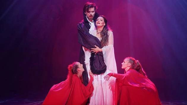 Plzeňskou premiéru muzikálu Dracula odstartoval průvod se šaškem a rytíři