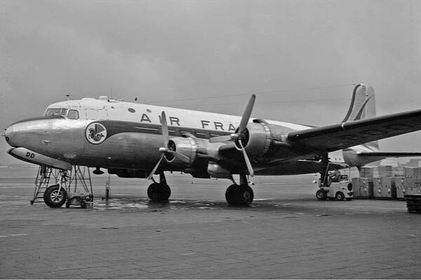 1950 Bahrain Air France Douglas DC-4 crashes - Wikipedia