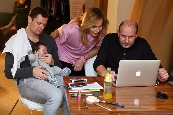 Monika Absolonová zpívala poprvé od porodu: Předvedla obří dekolt!