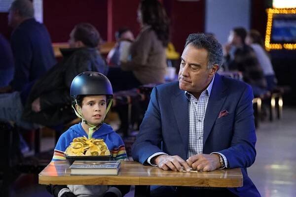 Single Parents - A Place Where Men Can Be Men - Z filmu - Tyler Wladis, Brad Garrett
