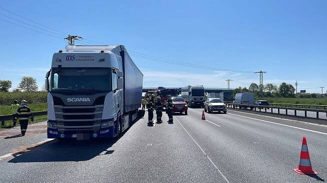 Dálnice u Olomouce stála kvůli havárii kamionu, jeřáb překládal náklad