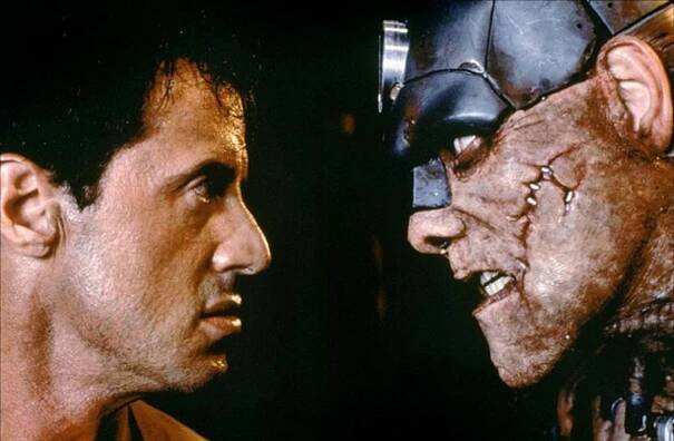 Dusno na pľaci: Sylvester Stallone mal problém s režisérom filmu Sudca Dredd