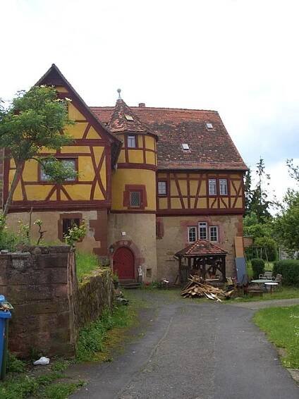 Ostansicht des ehemals freiadligen Haus und Hof am Münchberg des Propstes Graslog des Klosters Höchst, später Burgmannenhaus der Gans von Otzberg. Am Eingang des Treppenturms das Allianzwappen