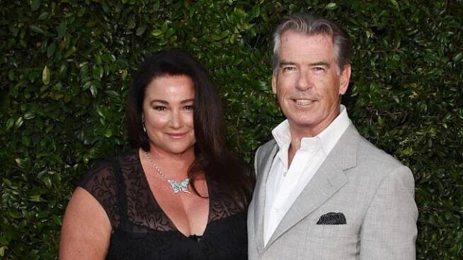 Zamilovaní i po letech: Stále elegantní Pierce Brosnan ukázal zbožňovanou manželku v plavkách