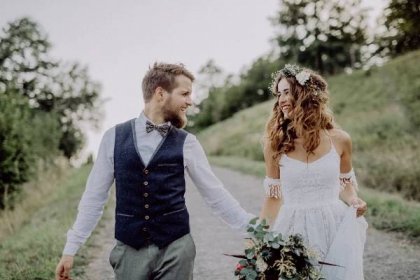 Svatební trendy pro rok 2019: Pistáciové šaty, malý dort a levné květiny